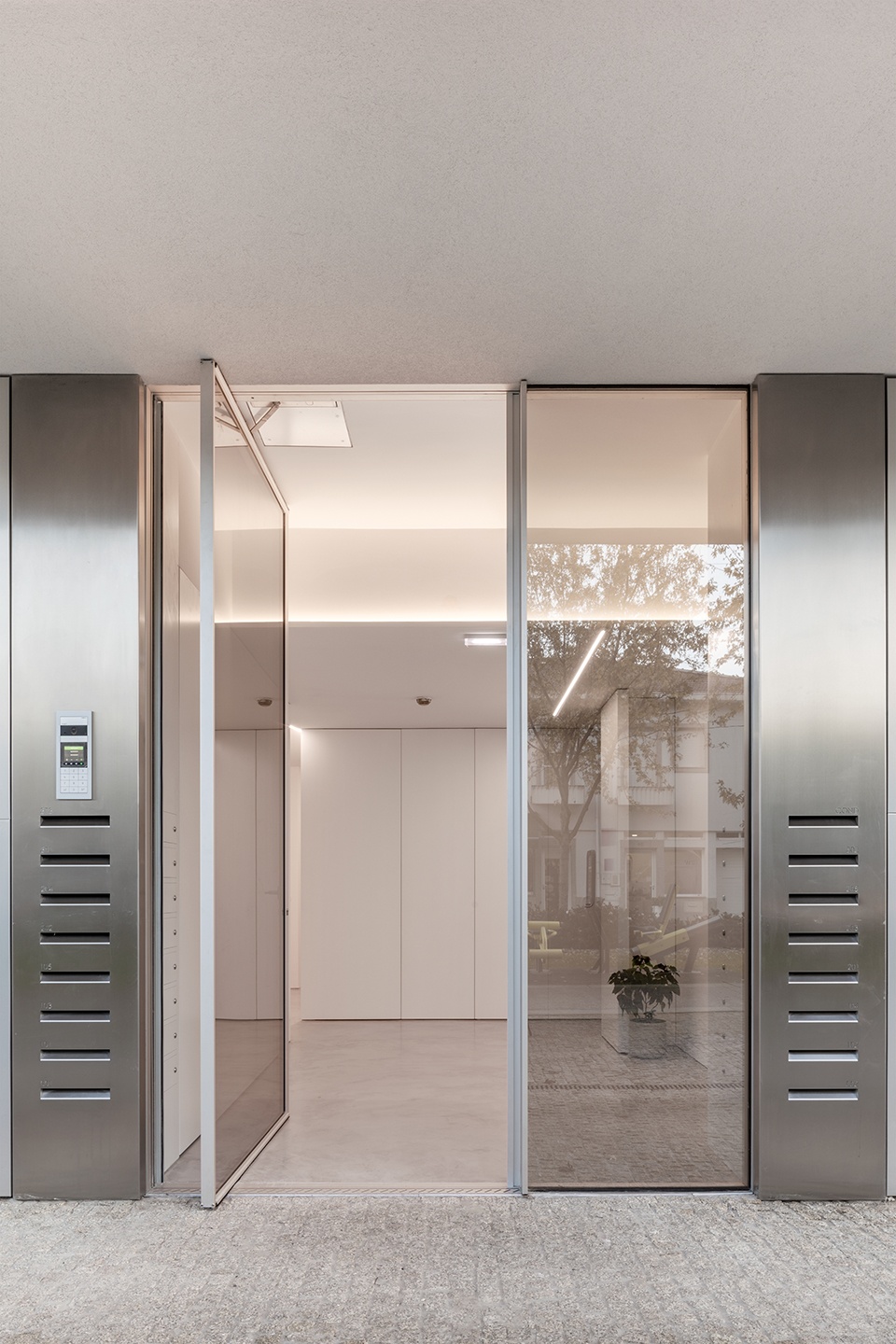 HS BUILDING by NOARQ