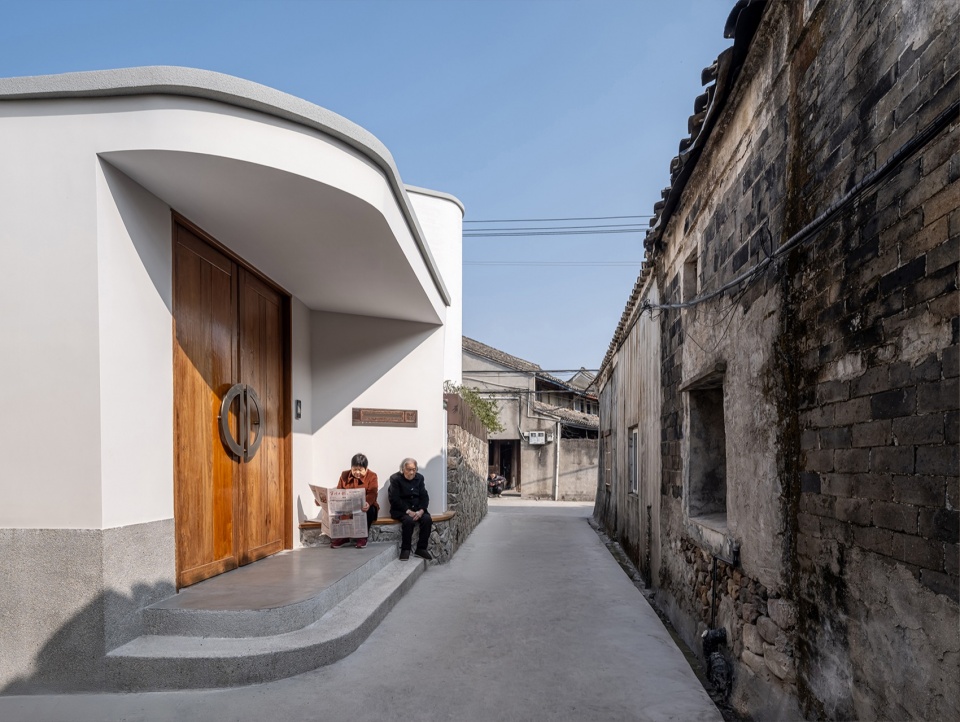rural triangular house by urbanfabric design