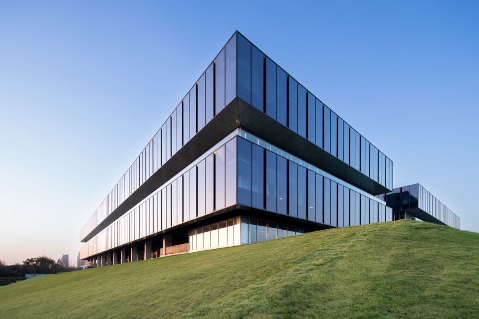 Beici Center A Headquarters Suspended Above the Park