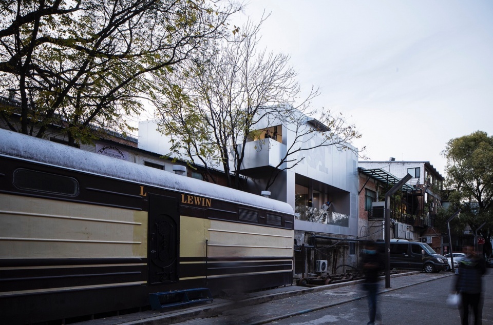 TAOA Reimagines an Old Industrial Building at 798 Art District into Its Office 960x634