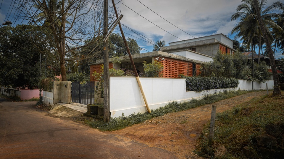 the house veiled in brick by lijo reny architects