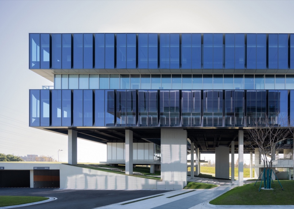 Beici Center A Headquarters Suspended Above the Park
