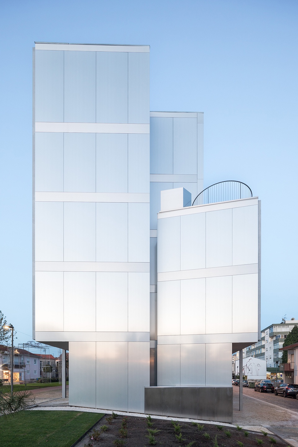 HS BUILDING by NOARQ