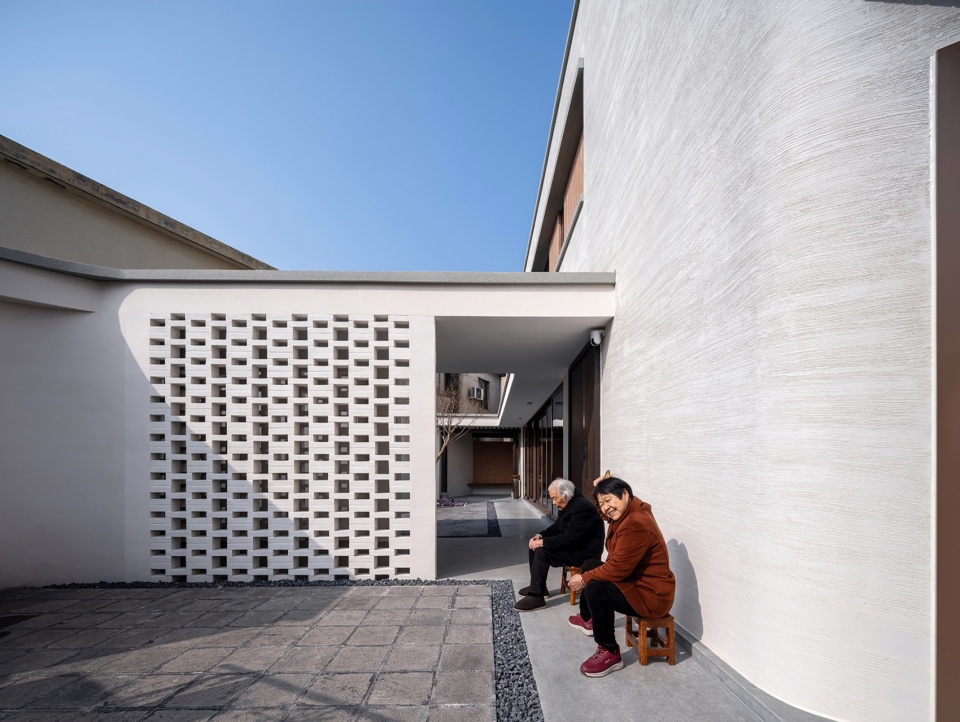 rural triangular house by urbanfabric design