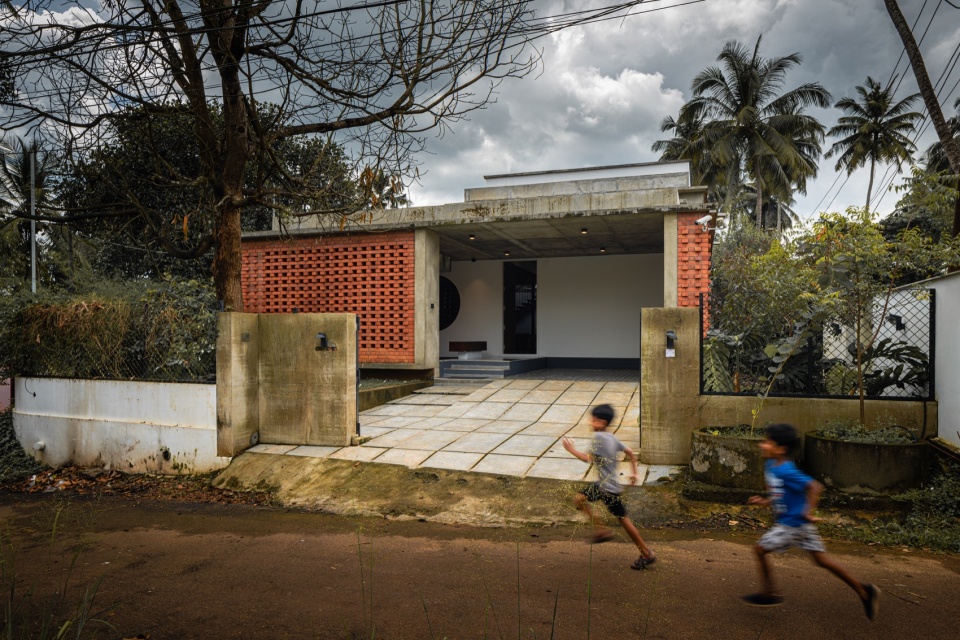 the house veiled in brick by lijo reny architects