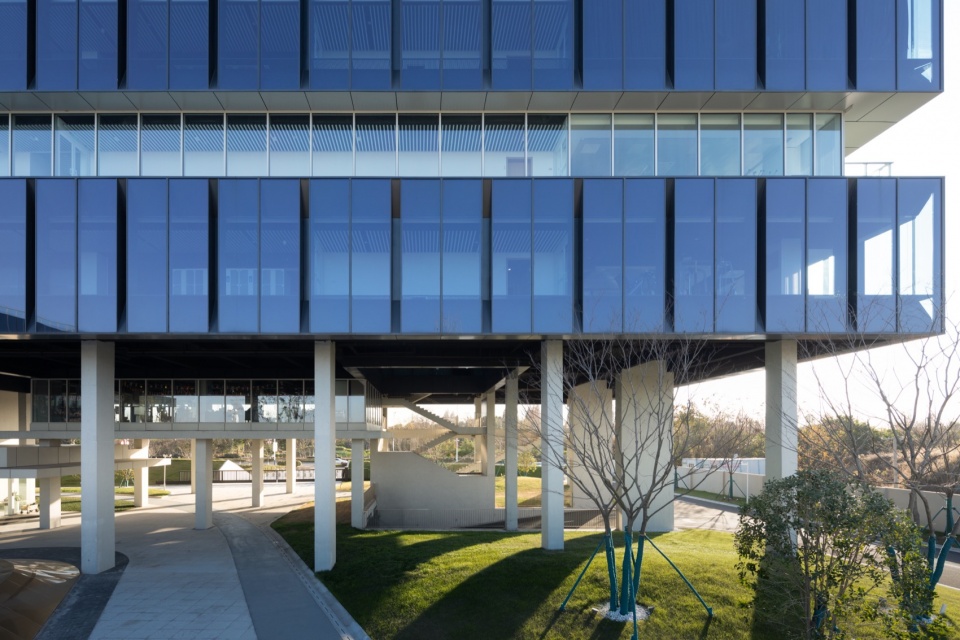 Beici Center A Headquarters Suspended Above the Park