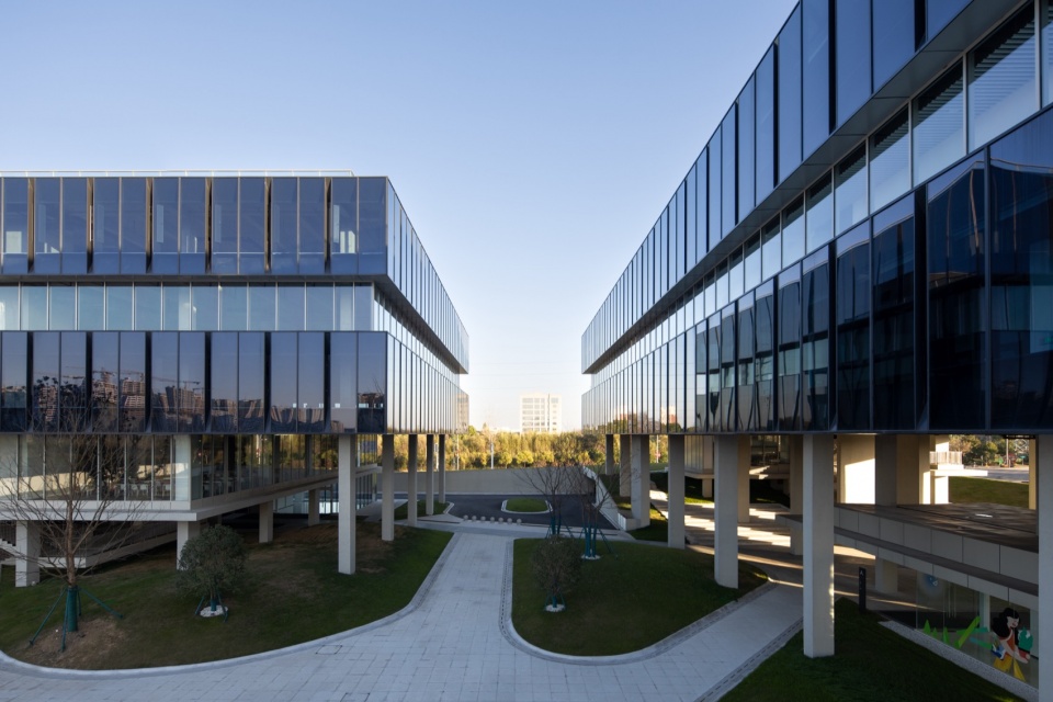 Beici Center A Headquarters Suspended Above the Park