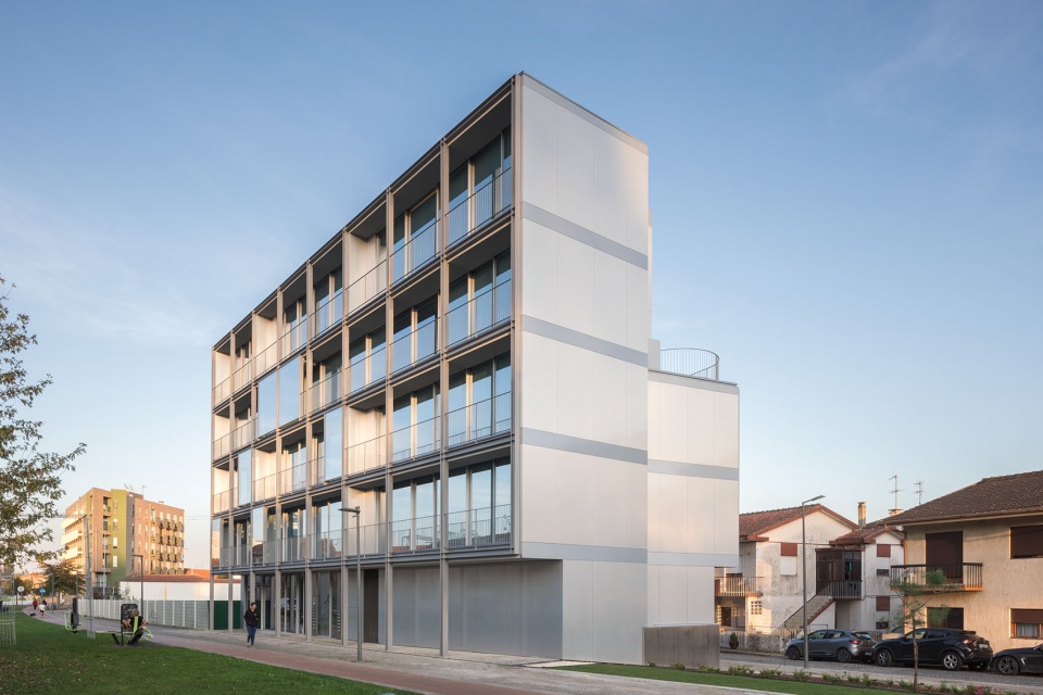 HS BUILDING by NOARQ