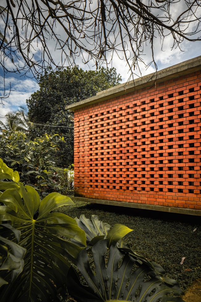 the house veiled in brick by lijo reny architects
