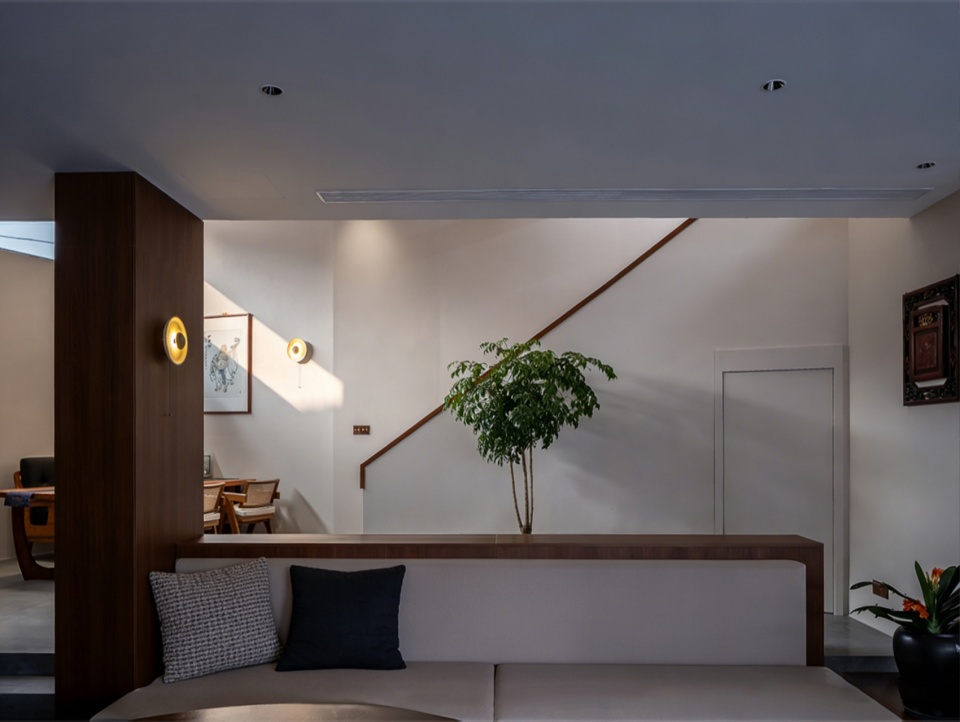 rural triangular house by urbanfabric design