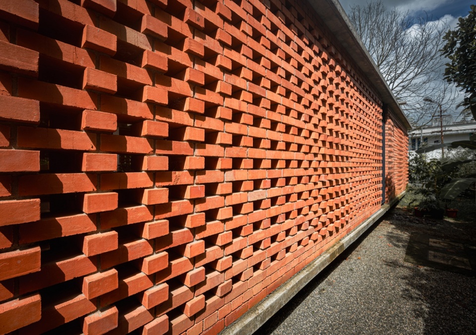 the house veiled in brick by lijo reny architects