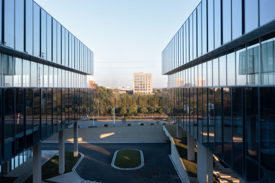 Beici Center A Headquarters Suspended Above the Park