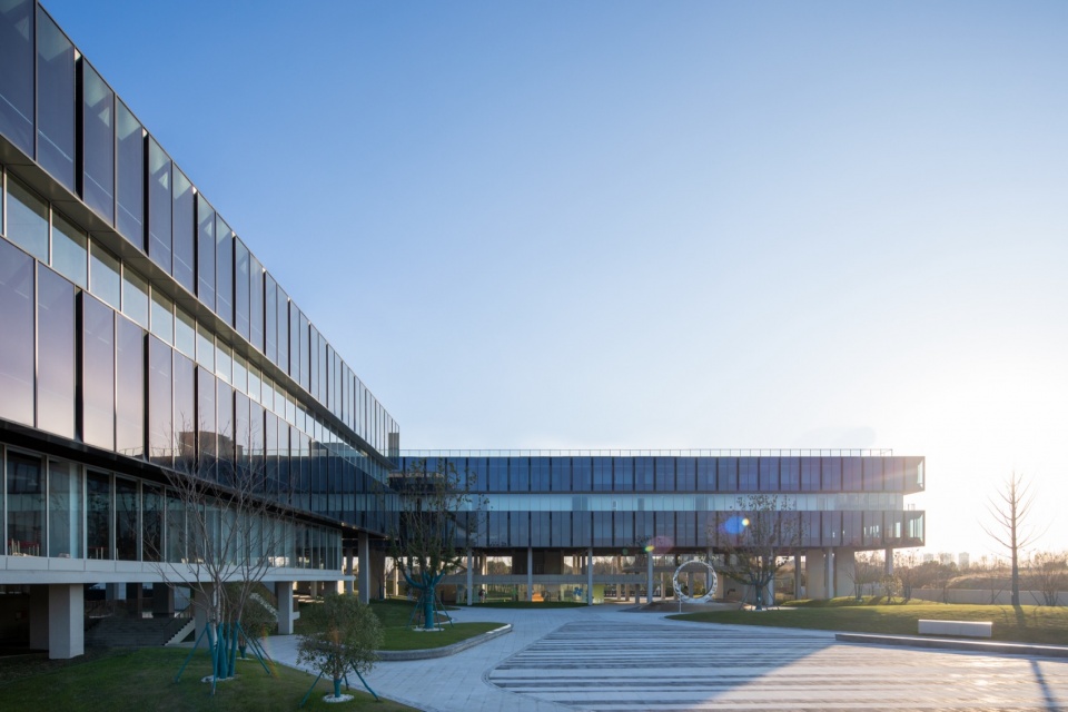 Beici Center A Headquarters Suspended Above the Park
