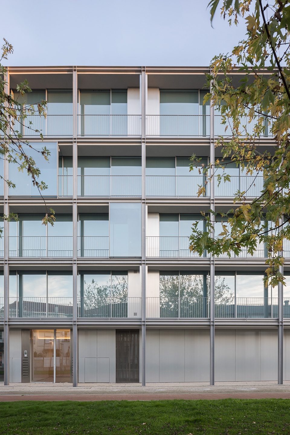 HS BUILDING by NOARQ