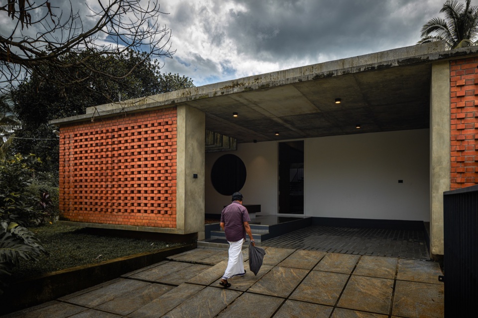 the house veiled in brick by lijo reny architects