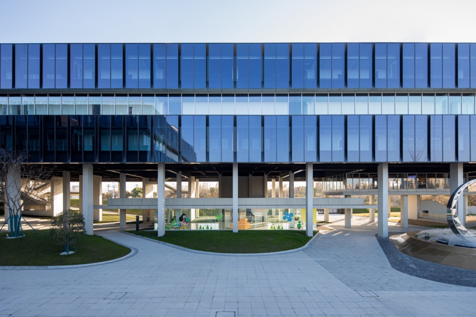 Beici Center A Headquarters Suspended Above the Park
