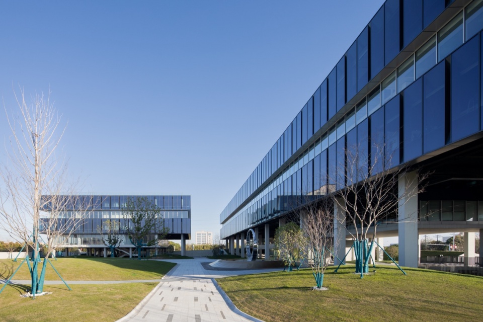 Beici Center A Headquarters Suspended Above the Park