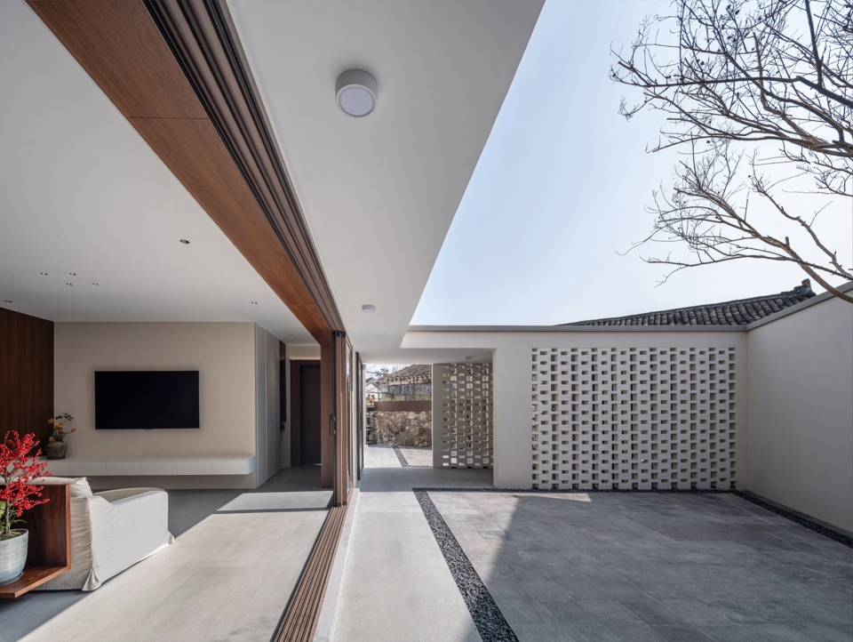 rural triangular house by urbanfabric design