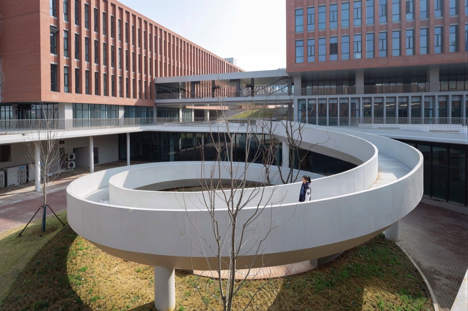 the academic building for network center computer science big data and microelectronics