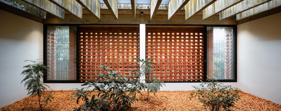 the house veiled in brick by lijo reny architects