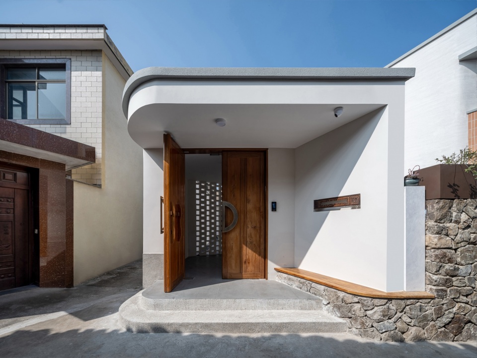 rural triangular house by urbanfabric design
