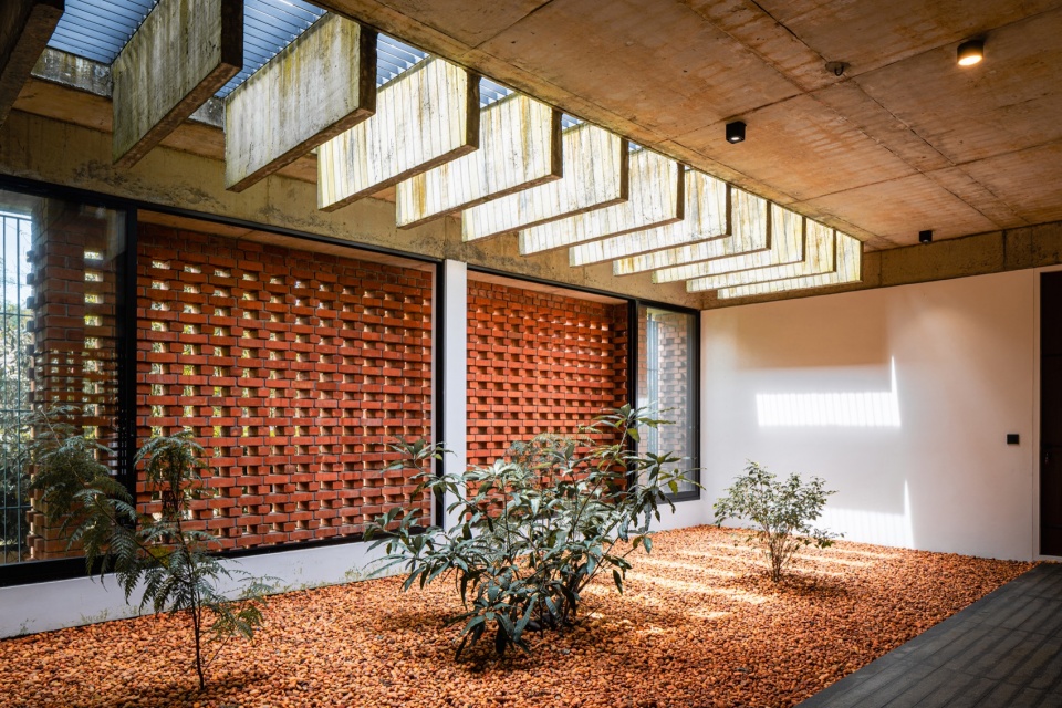 the house veiled in brick by lijo reny architects