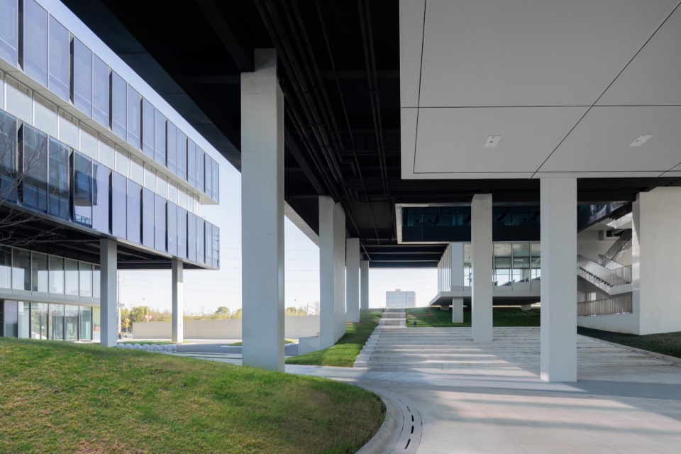 Beici Center A Headquarters Suspended Above the Park