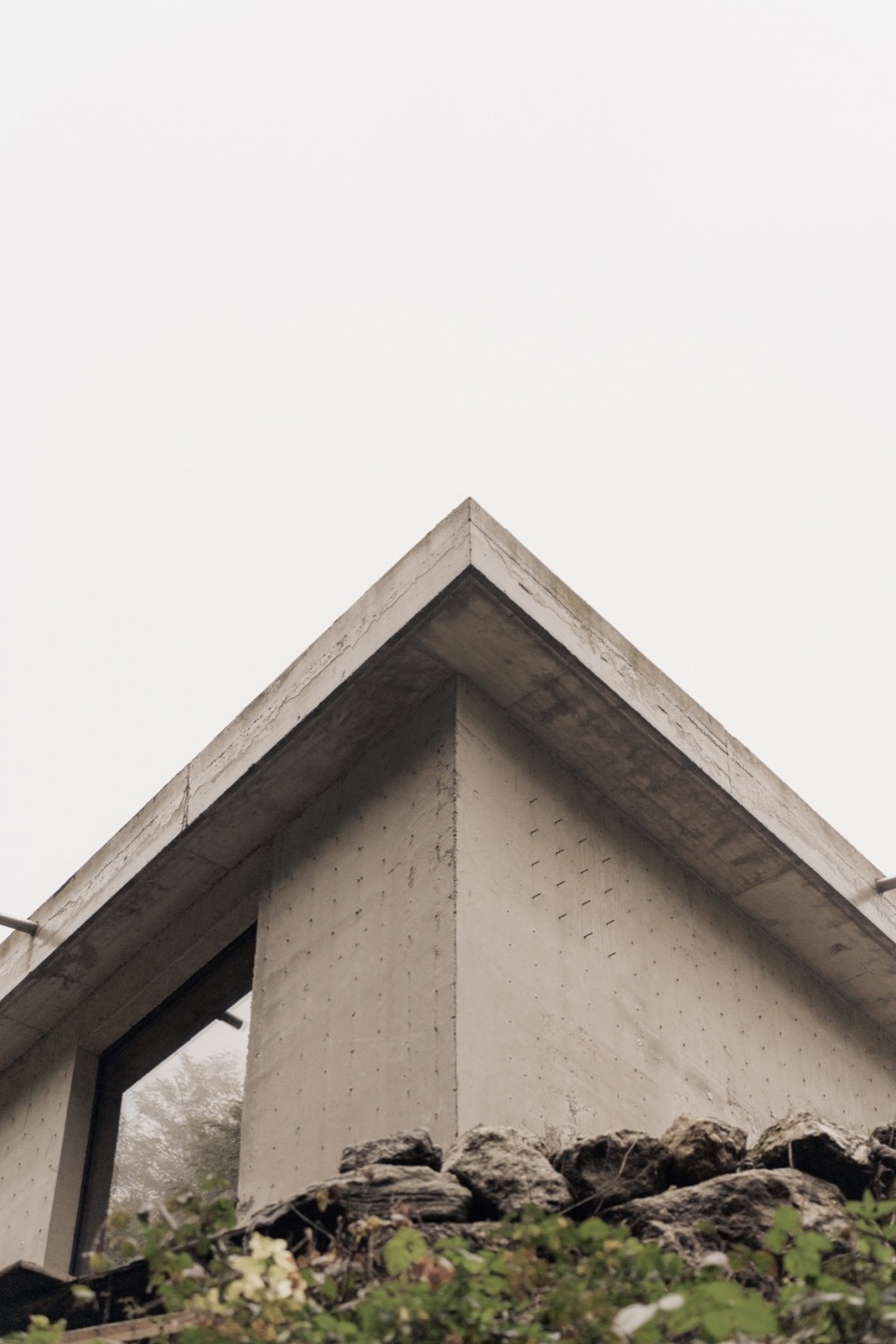 narrow house by studio lorenzo guzzini