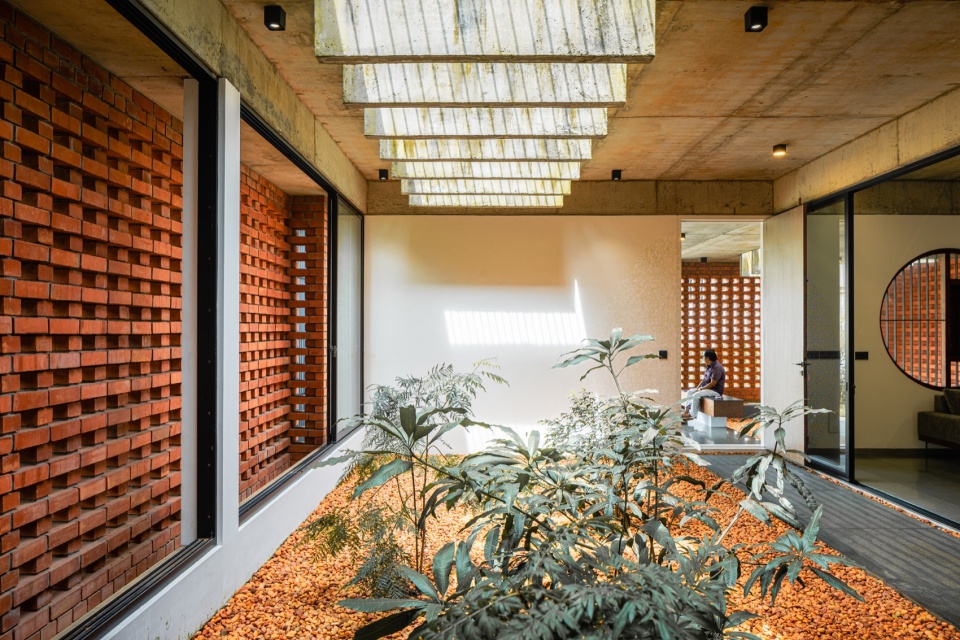 the house veiled in brick by lijo reny architects ldw