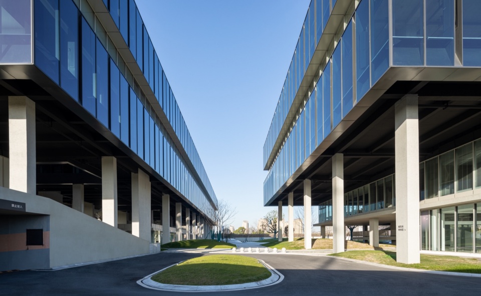 Beici Center A Headquarters Suspended Above the Park