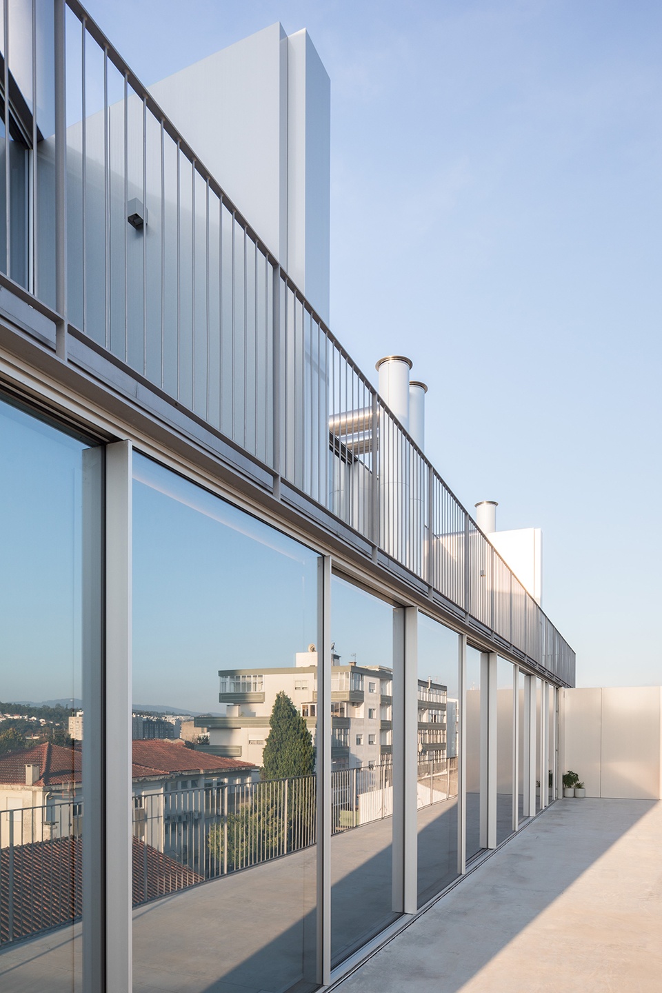 HS BUILDING by NOARQ