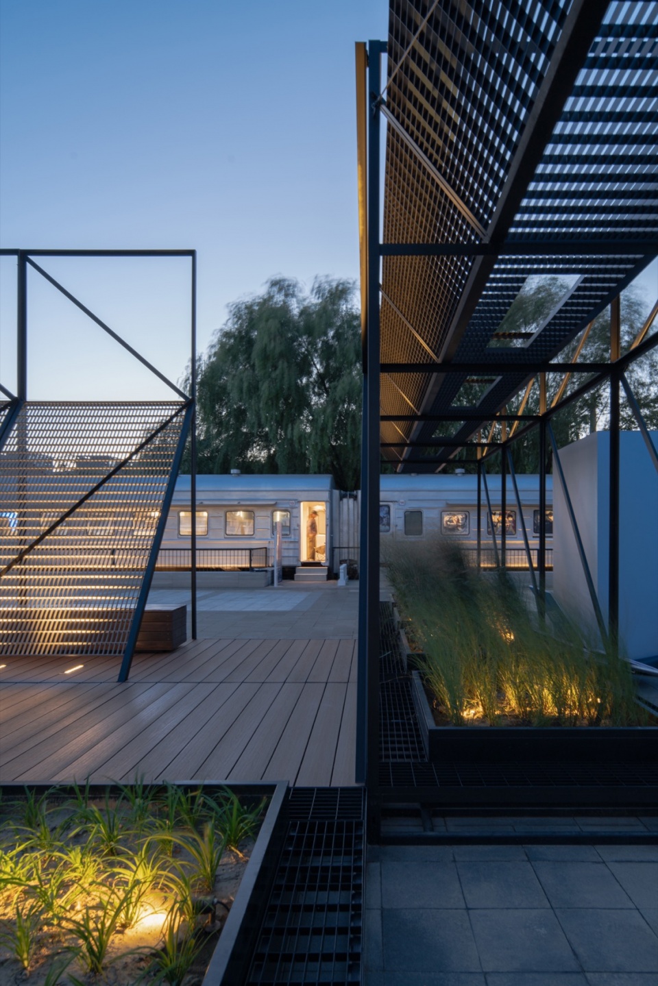 the 798·751 train street renovation by studio nor