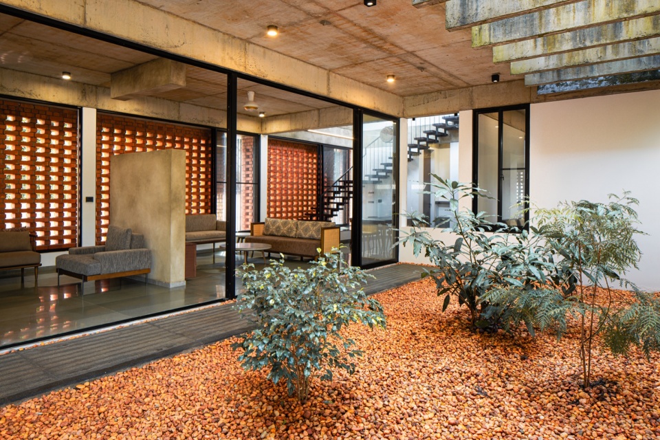 the house veiled in brick by lijo reny architects