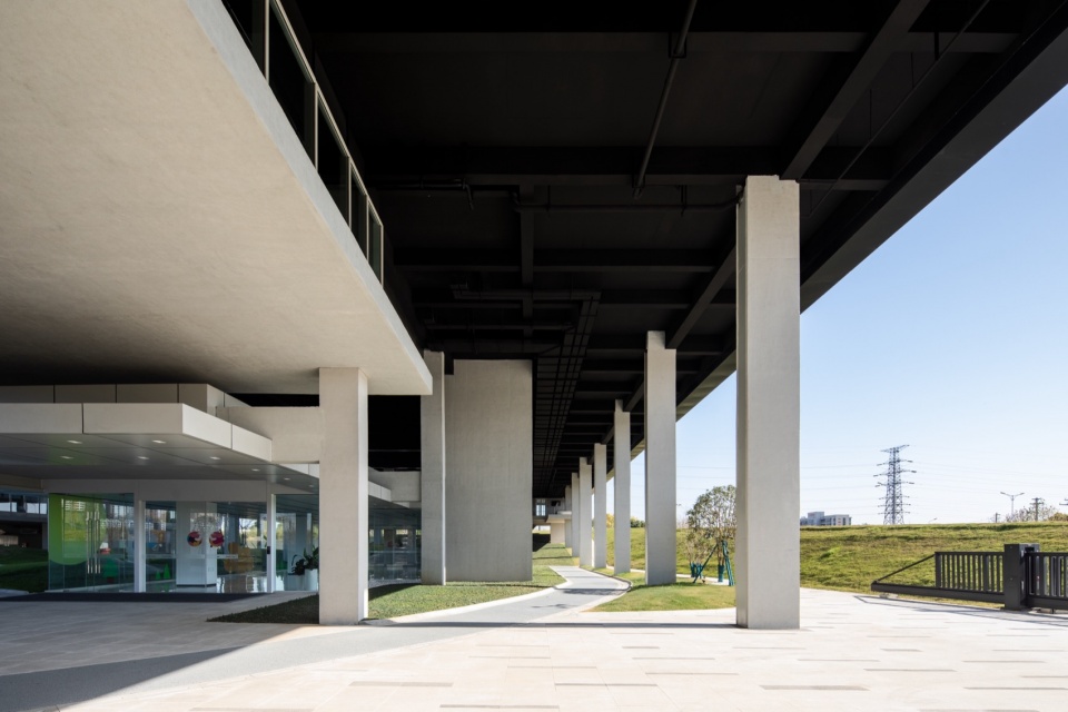 Beici Center A Headquarters Suspended Above the Park