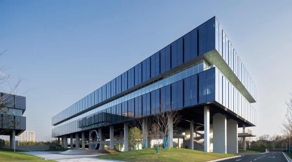 Beici Center A Headquarters Suspended Above the Park