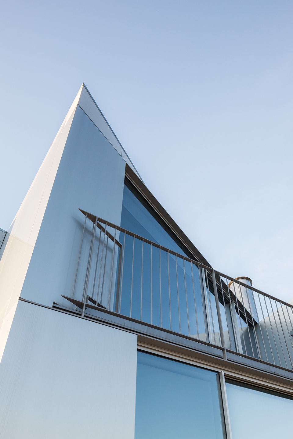 HS BUILDING by NOARQ