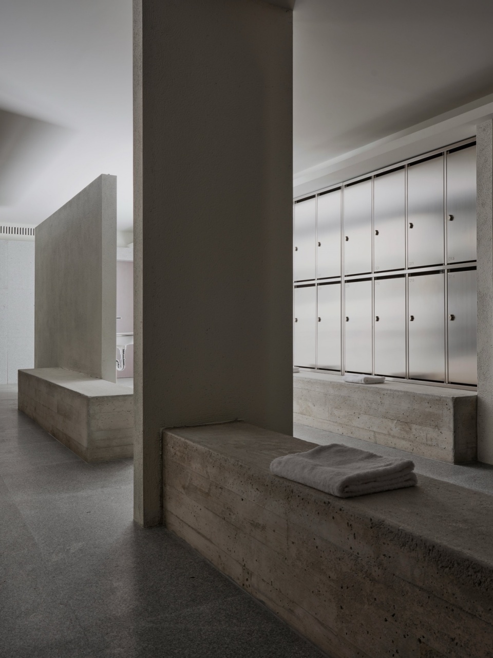 industrial changing rooms by ortega diago
