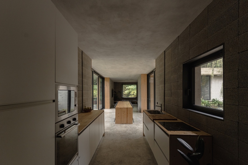 narrow house by studio lorenzo guzzini