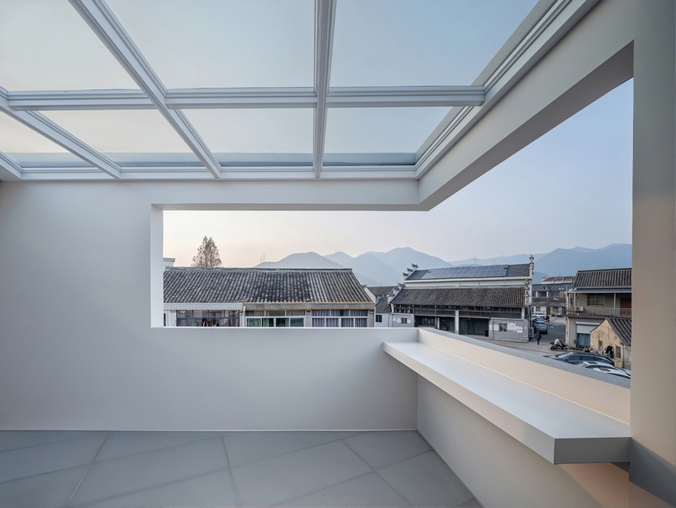 rural triangular house by urbanfabric design