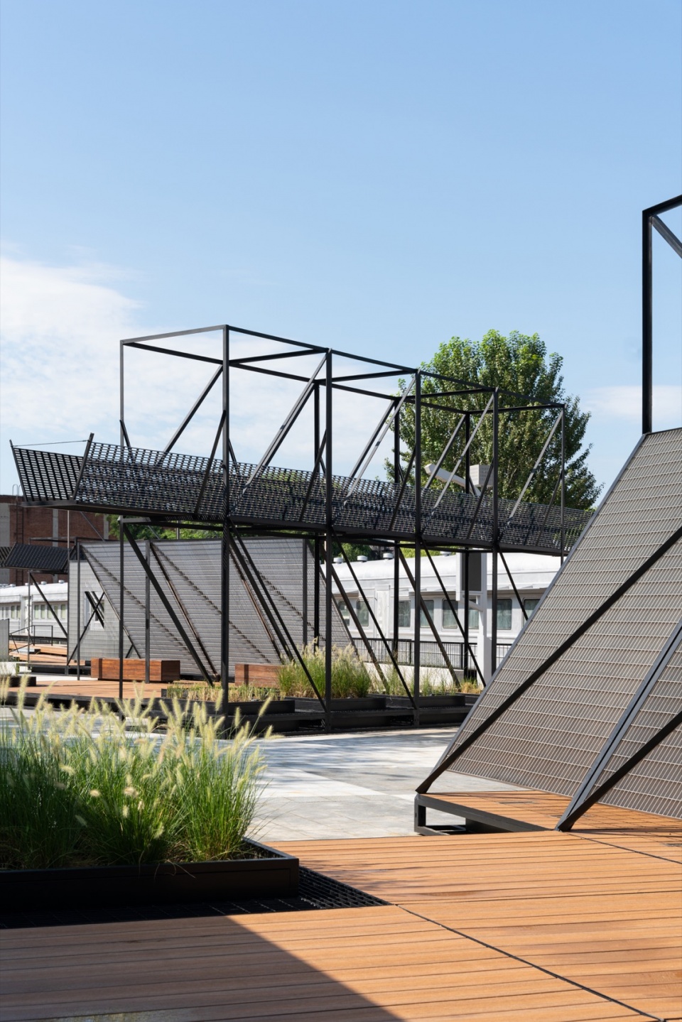 the 798·751 train street renovation by studio nor