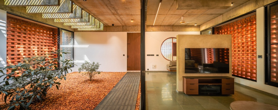 the house veiled in brick by lijo reny architects