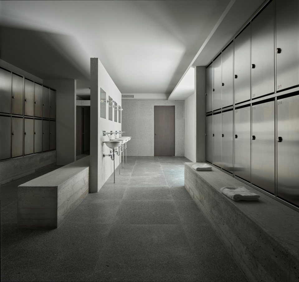 industrial changing rooms by ortega diago