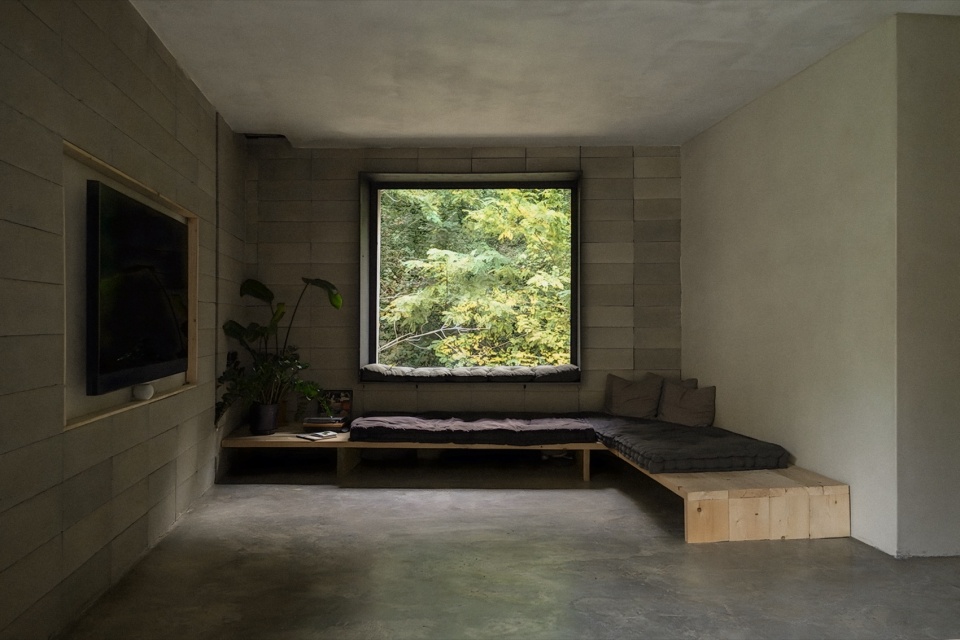 narrow house by studio lorenzo guzzini