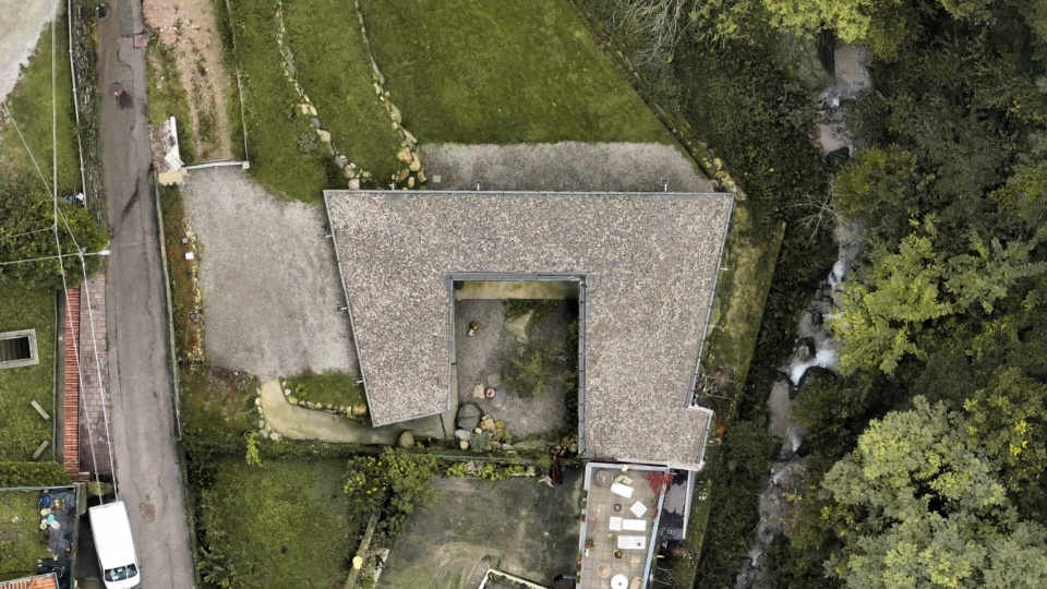 narrow house by studio lorenzo guzzini
