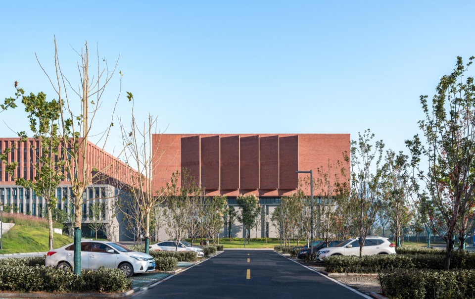 the academic building for network center computer science big data and microelectronics