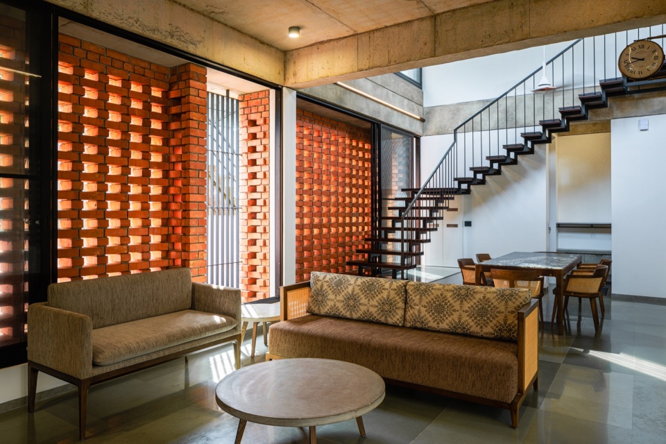 the house veiled in brick by lijo reny architects