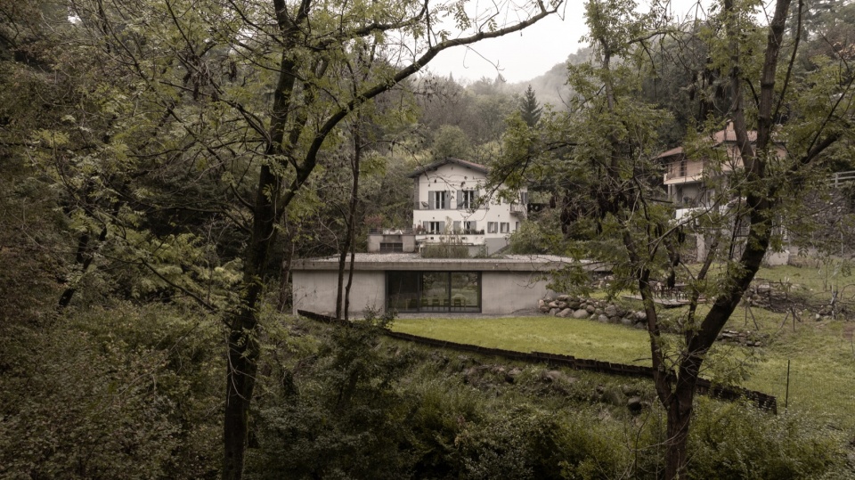 narrow house by studio lorenzo guzzini