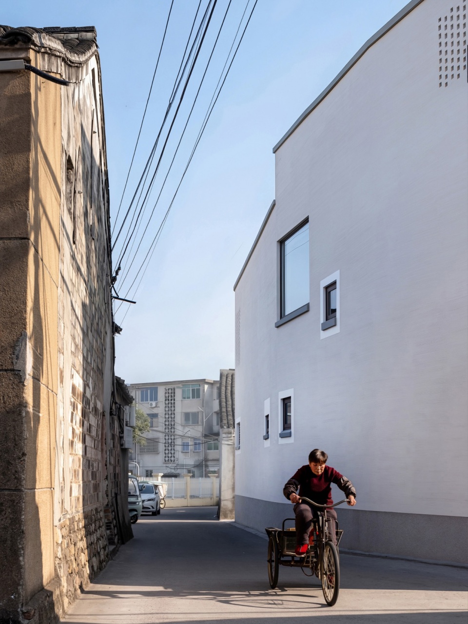 rural triangular house by urbanfabric design