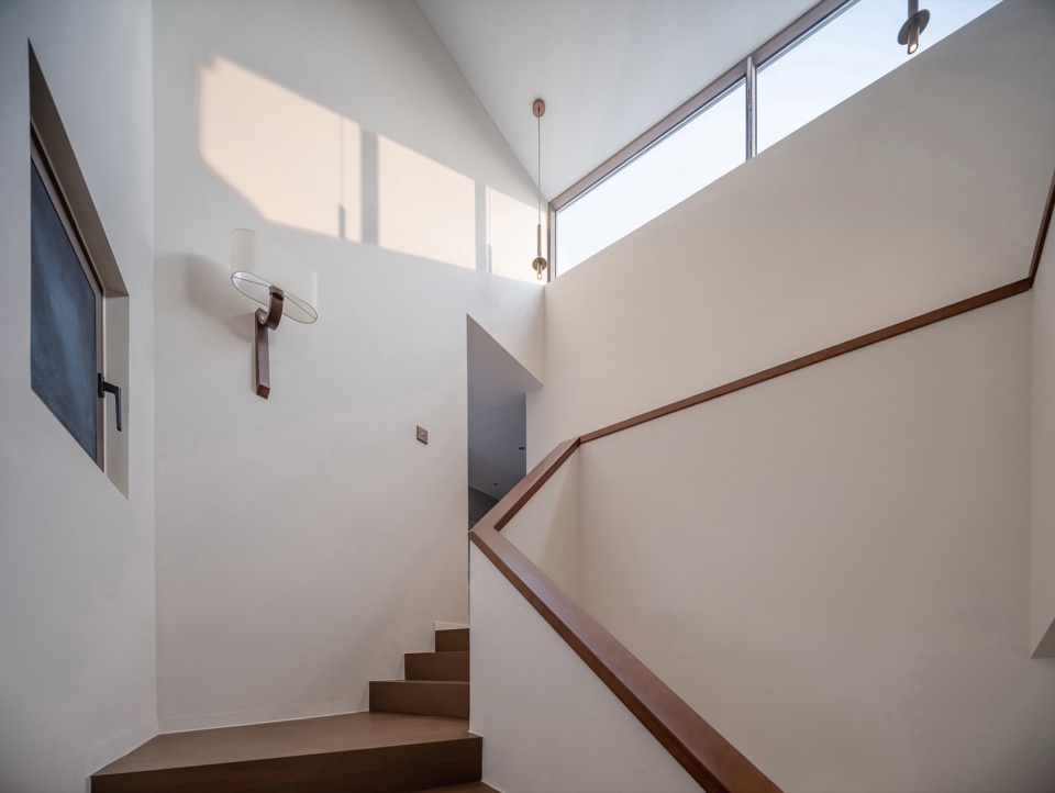 rural triangular house by urbanfabric design