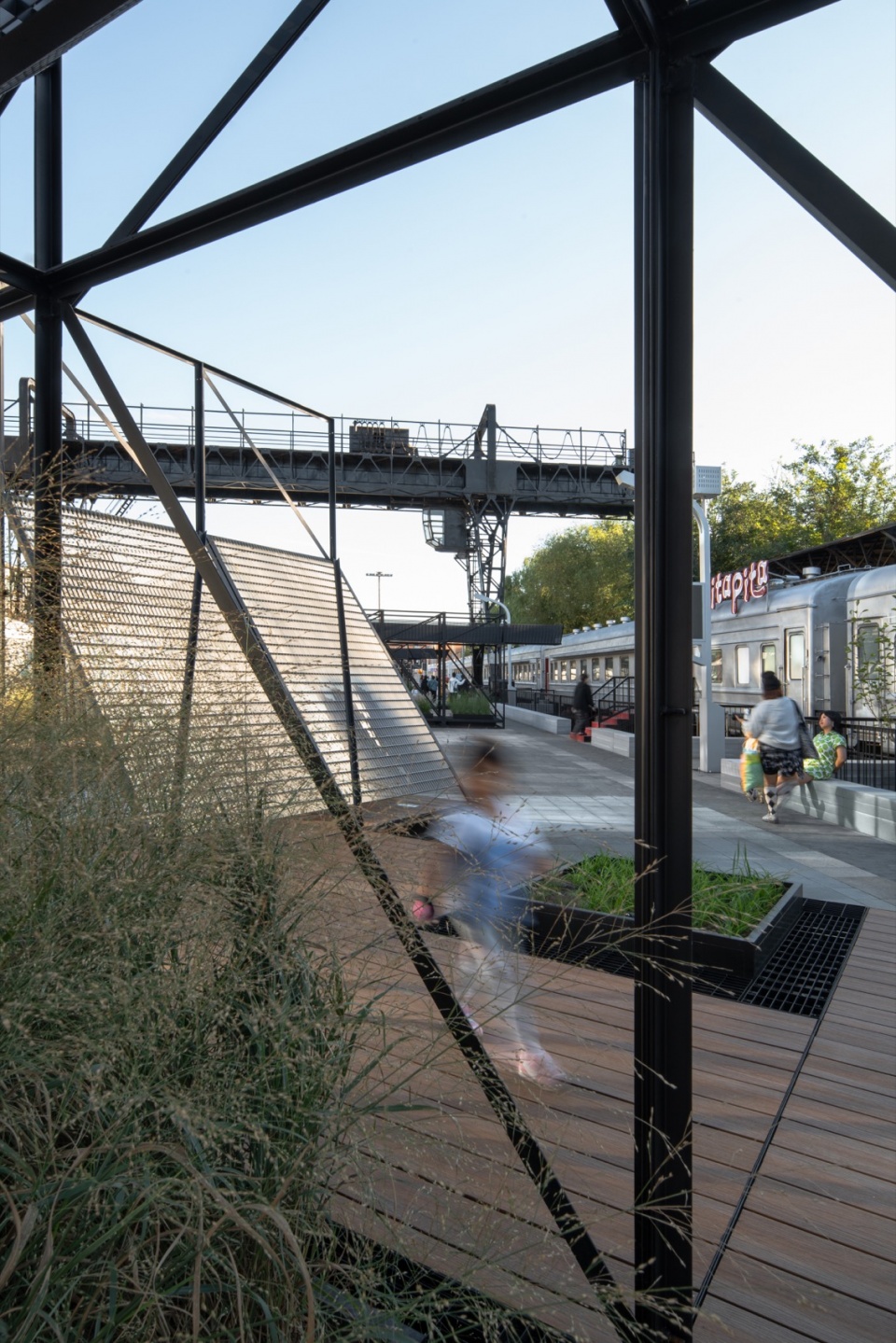 the 798·751 train street renovation by studio nor